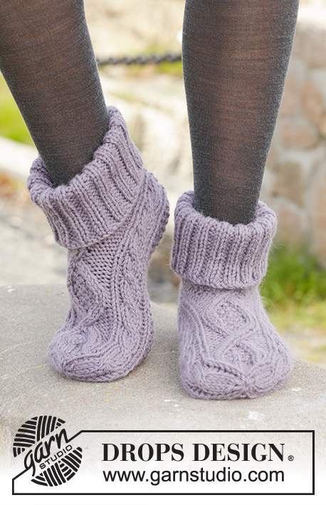 Celtic Dancer / DROPS 156-55 - DROPS papučky - ponožky s copánkovým vzorem pletené z příze Nepal. Velikost: 35-43.