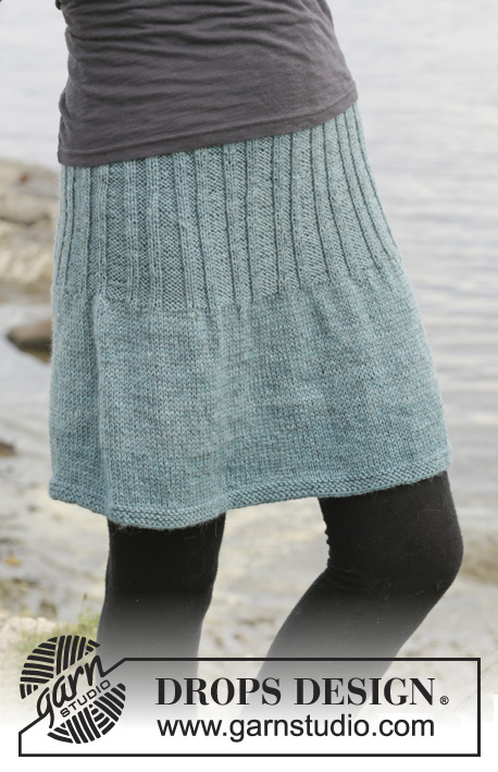 Angel Falls Skirt / DROPS 156-8 - Saia DROPS em ponto meia com canelado/barra, tricotada de cima para baixo ou em top down, em ”Karisma”. Do S ao XXXL.