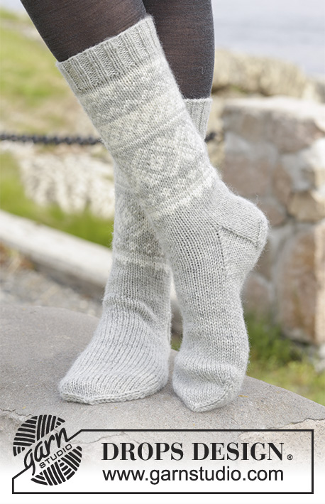 Silver Dream Socks / DROPS 157-10 - Stickade DROPS sockor i ”Karisma” med norskt mönster. Stl 35 till 46.