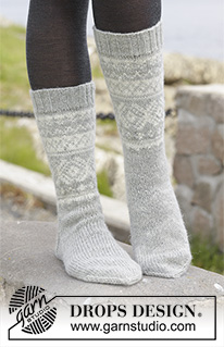 Free patterns - Christmas Socks & Slippers / DROPS 157-10