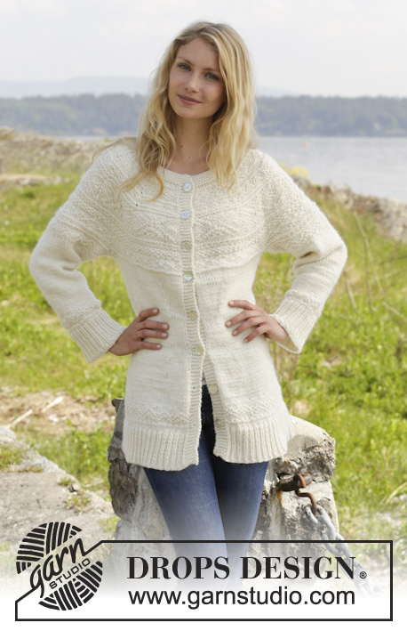 Elinor Dashwood Cardigan / DROPS 157-4 - Veste DROPS avec empiècement arrondi et point texturé, tricotée de haut en bas (ʺ top down ʺ), en Alaska. Du S au XXXL.