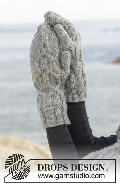 Kara Mittens / DROPS 157-49 - DROPS rukavice – palčáky s copánkovým vzorem pletené z příze Karisma.