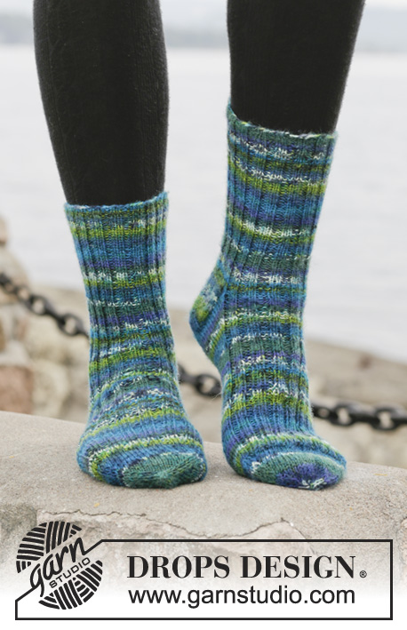 Sweet in Stripes / DROPS 158-46 - DROPS ponožky pletené pružným vzorem z příze Fabel. Velikost: 15-46.