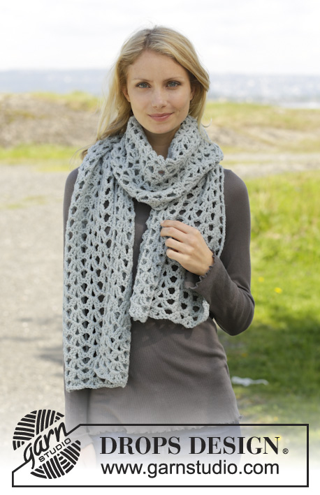 Sunday Susie / DROPS 158-7 - Crochet DROPS scarf with lace pattern and trebles in ”Merino Extra Fine”.