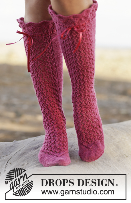 Pernilla / DROPS 160-26 - Knitted DROPS socks with lace pattern in Fabel.
