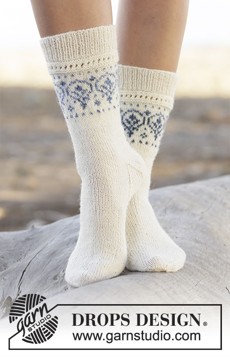 Nordic Summer Socks / DROPS 161-34 - Stickade DROPS sockor i ”Fabel” och “Delight” med mönsterbård. Stl 35 - 43.
