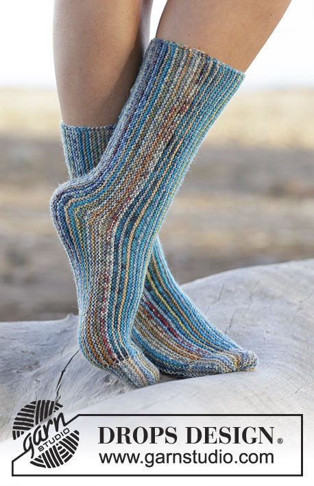 Ocean View / DROPS 161-38 - DROPS ponožky pletené kolmo, napříč vroubkovým vzorem z příze Fabel. Velikost: 35-42.