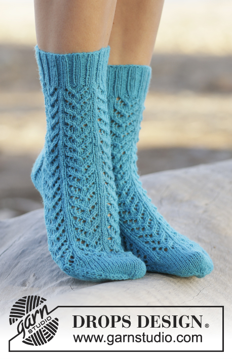 Sea Steps / DROPS 161-39 - Knitted DROPS socks with lace pattern in Fabel. Size 35-43