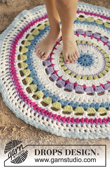 Color Wheel / DROPS 162-43 - Crochet DROPS carpet with stripe pattern in 2 strands Snow.