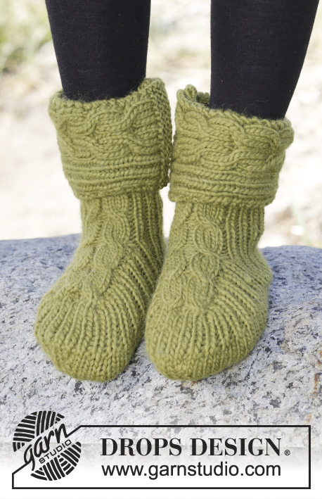 Forest Steps / DROPS 164-36 - Knitted DROPS slippers with cables and rib in ”Snow”. Size 35-42