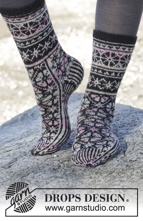 Moonflower Socks / DROPS 165-43 - Calze DROPS ai ferri, con motivo jacquard nordico, in Fabel. Taglie: Dalla 35 alla 43.