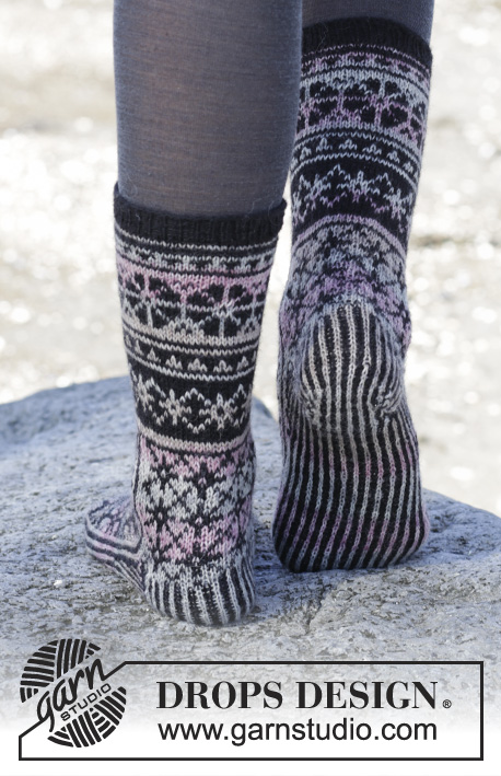 Moonflower Socks / DROPS 165-43 - Kötött Drops zokni norvégmintával Fabel fonalból. 35-43 -as méretben