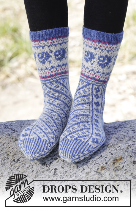 Winter Heirloom / DROPS 165-7 - Knitted DROPS socks with diagonal pattern in Fabel. Size 35-43