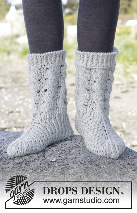 Snowdrift Socks / DROPS 166-33 - Chaussons DROPS au crochet avec torsades, en “Nepal”. Du 35 au 43