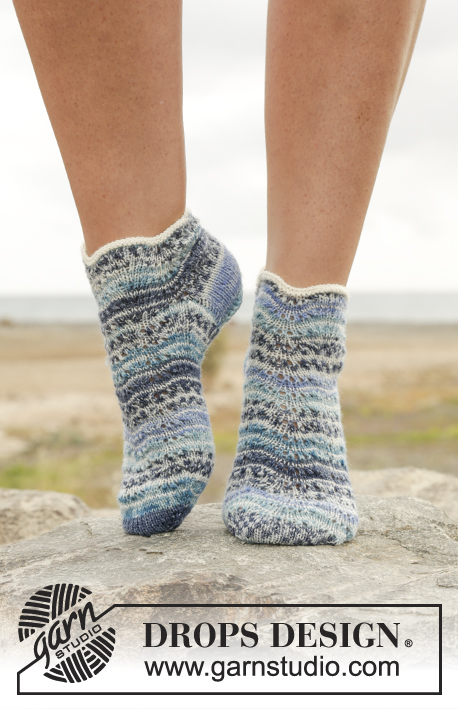 Dancing Zoe / DROPS 168-24 - Knitted DROPS socks with stripes and wave pattern in Fabel. Size 35 - 43
