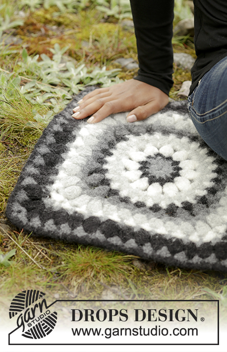Slate Rose / DROPS 173-20 - Crochet and felted DROPS seating pad with crochet square in Snow.