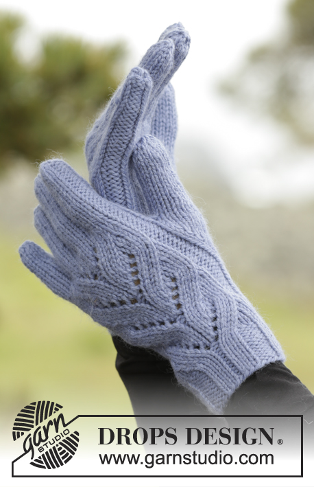 Parisien / DROPS 173-28 - Knitted DROPS gloves with lace cables and rib in ”Nepal”.