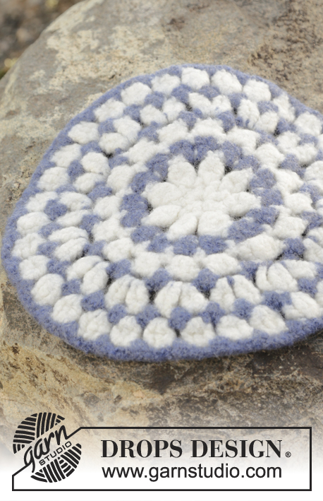 Water Ripples / DROPS 178-17 - Felted seating pad with stripes, worked in the round in DROPS Snow.