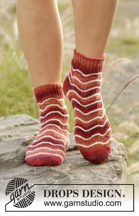 Seas of Jupiter / DROPS 178-24 - Knitted sock with wave pattern and stripes in DROPS Fabel. Size 35 to 43