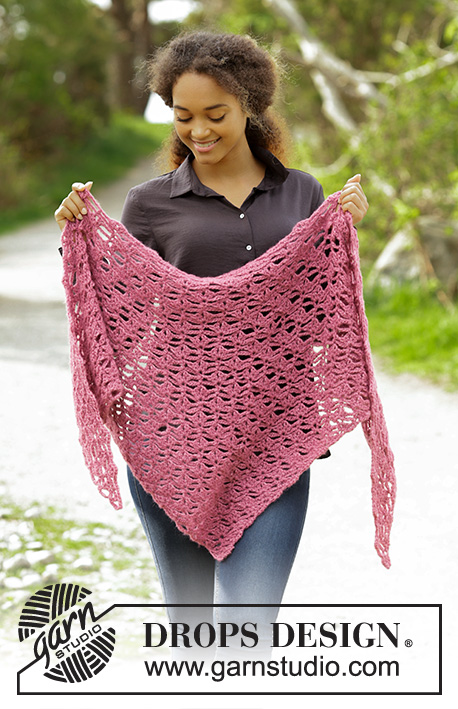 Paradis / DROPS 179-17 - Shawl with fan pattern, worked from tip and up.
Piece is crocheted in DROPS Air.