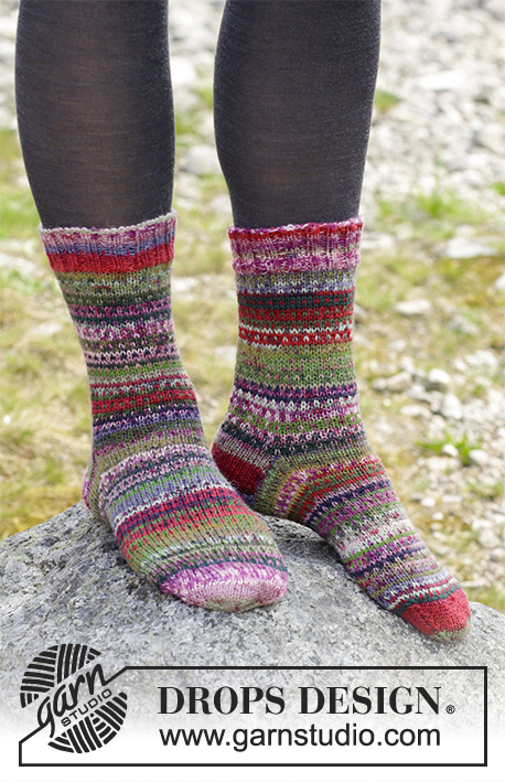 Rock Socks / DROPS 179-21 - Strikkede sokker med flerfarget striper. Størrelse 35 - 43.
Arbeidet er strikket i DROPS Fabel
