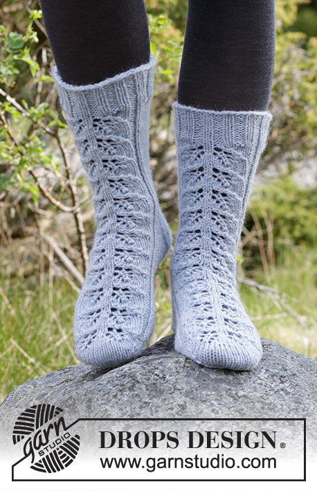 Lace Warmers / DROPS 182-14 - Ponožky s listovým vzorem pletené z příze DROPS Nepal. Velikost 35 - 43
