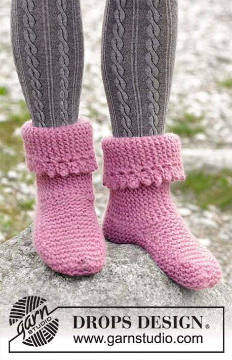 Raspberry Frills / DROPS 182-44 - Ponožky - papučky s pikotkovým lemem pletené vroubkovým vzorem z příze DROPS Snow. Velikost 35-42.