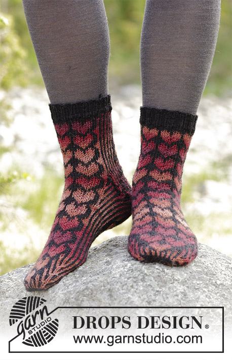 Queen of Hearts Socks / DROPS 183-24 - Socks with hearts, knitted from toe and up. 
Piece is knitted in DROPS Fabel.