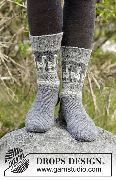 Andean Caravan Socks / DROPS 184-20 - Stickade sockor med flerfärgat nordiskt mönster och lama / alpacka. Storlek 35 - 43.
Arbetet är stickat i DROPS Nord
