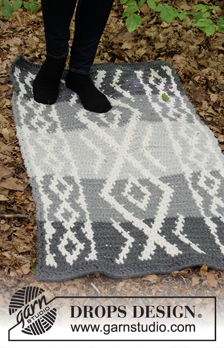 Grey Jacquard / DROPS 184-35 - Crochet floor rug with colored pattern.
The piece is worked in 2 strands DROPS Andes.