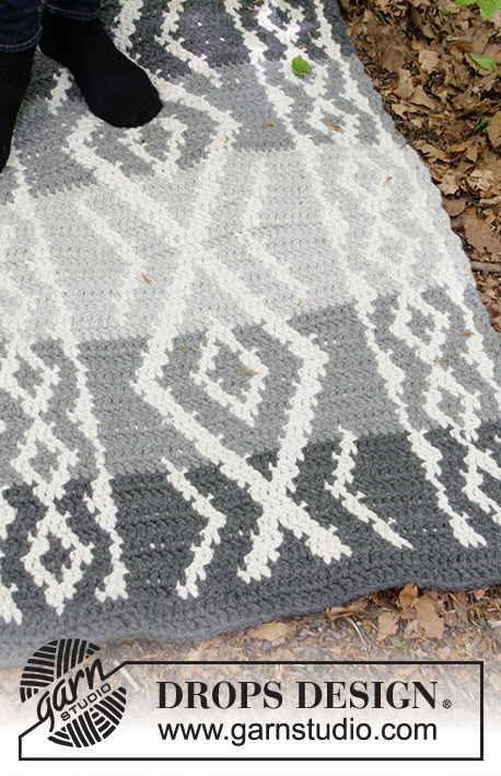 Grey Jacquard / DROPS 184-35 - Crochet floor rug with coloured pattern.
The piece is worked in 2 strands DROPS Andes.