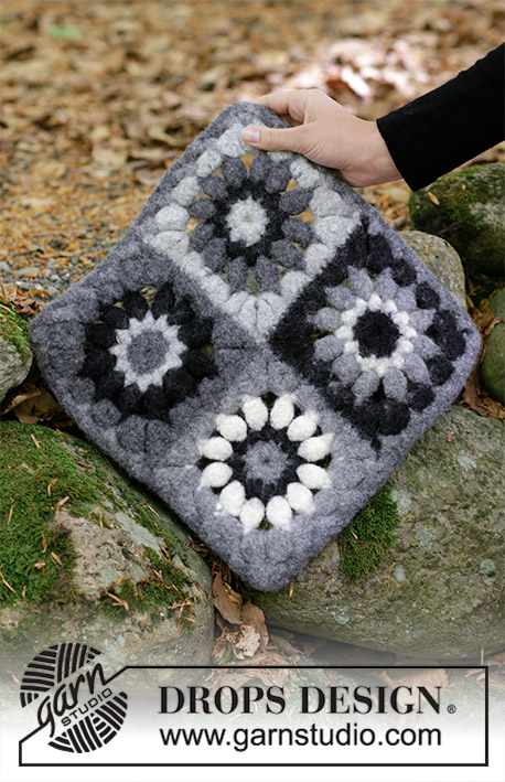 Black Flowers / DROPS 184-36 - Cubreasientos fieltrado compuesto por cuadrados a ganchillo.
La pieza está elaborada en DROPS Snow.