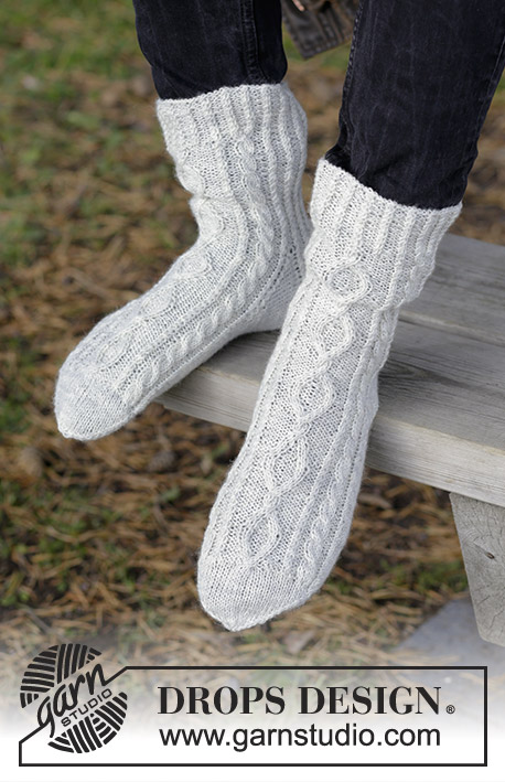 Silver Steps / DROPS 185-20 - Kötött zokni férfiaknak csavartmintával 35-46-os méretben
A darabot DROPS Fabel fonalból készítjük.