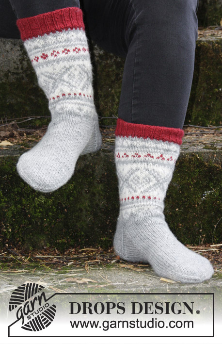 Narvik Socks / DROPS 185-8 - Gebreide sokken voor heren met veelkleurig Scandinavisch patroon. Maten 35-46.
Het werk wordt gebreid in DROPS Karisma.