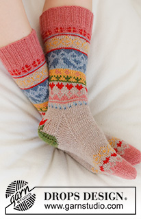 Enchanted Socks / DROPS 189-23 - Strikkede sokker med flerfarget mønster. Størrelse 35 - 43. Arbeidet er strikket i DROPS Nord