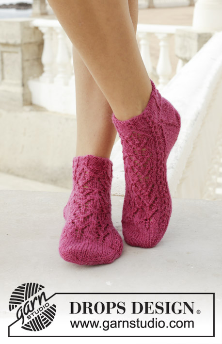 Sakura / DROPS 189-25 - Strikkede sokker med hulmønster og små snoninger. Størrelse 35-43. Arbejdet er strikket i DROPS Fabel