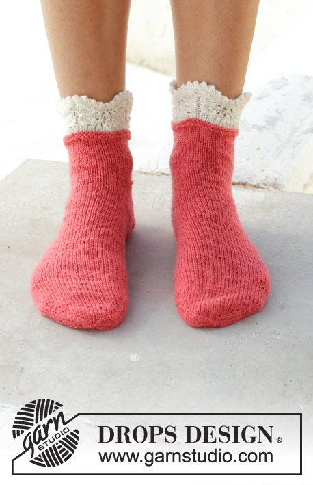 Frosted Top Socks / DROPS 189-27 - Stickade sockor med kant i vågmönster. Storlek 35/37 - 41/43. Arbetet är stickat i DROPS Flora