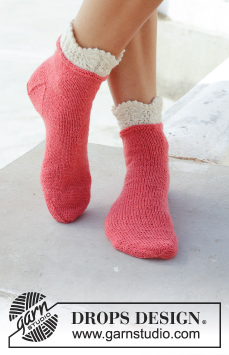 Frosted Top Socks / DROPS 189-27 - Gebreide sokken met rand in golfpatroon. Maten 35/37 - 41/43. Het werk wordt gebreid in DROPS Flora.