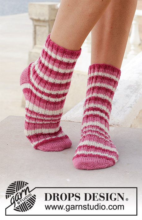 Cherry Waves / DROPS 189-28 - Pruhované ponožky pletené pružným vzorem z příze DROPS Fabel. Velikost 35-43.