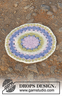 Circular Spring / DROPS 189-3 - Felted sitting mats with stripes and lace pattern, worked in the round from the centre outwards. The piece is worked in DROPS Snow.