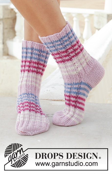 Berry Waves / DROPS 189-36 - Strikkede sokker med rib og gammeldags hæl. Størrelse 35-44. Arbejdet er strikket i DROPS Karisma