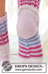 Berry Waves / DROPS 189-36 - Gebreide sokken met boordsteek en ouderwetse hiel. Maten 35-44. Het werk wordt gebreid in DROPS Karisma.
