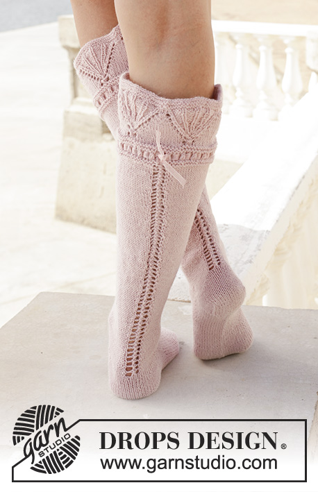 Ancient Dreams / DROPS 189-37 - Knitted socks with fan edge and lace pattern. Size 35 to 43 Piece is knitted in DROPS Nord.