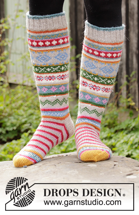 Winter Carnival Socks / DROPS 193-1 - Strikkede sokker i DROPS Karisma. Arbejdet er strikket med striber og nordisk mønster. Størrelse 35 - 46.