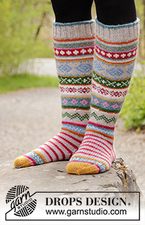 Winter Carnival Socks / DROPS 193-1 - Strikkede sokker i DROPS Karisma. Arbeidet er strikket med striper og nordisk mønster. Størrelse 35 - 46.