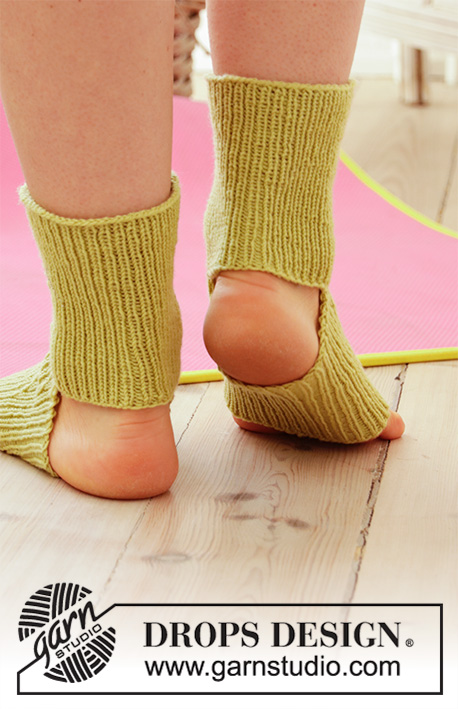 Deep Breath / DROPS 193-23 - Strikkede sokker i DROPS BabyMerino. Arbeidet er strikket ovenfra og ned med hullmønster og vrangbord. Størrelse 35 – 43. Tema: Yoga