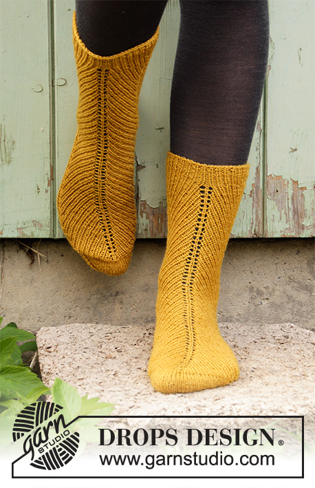 Harvest Dance / DROPS 193-8 - Knitted socks in DROPS Fabel. The piece is worked top down in rib. Sizes 35 - 43.