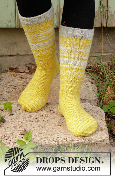 Lemon Pie Socks / DROPS 193-9 - Ponožky s norským vzorem pletené z příze DROPS Karisma. Velikost 35 - 46.