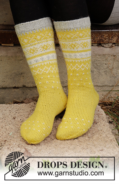 Lemon Pie Socks / DROPS 193-9 - Setesdalsokker strikket i DROPS Karisma. Arbeidet er strikket med nordisk mønster. Størrelse 35 - 46.
