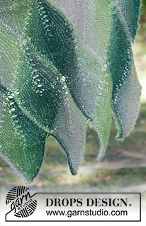 Forest Fling / DROPS 196-5 - Étole tricotée en DROPS Delight, avec feuilles, au point mousse et rangs raccourcis.